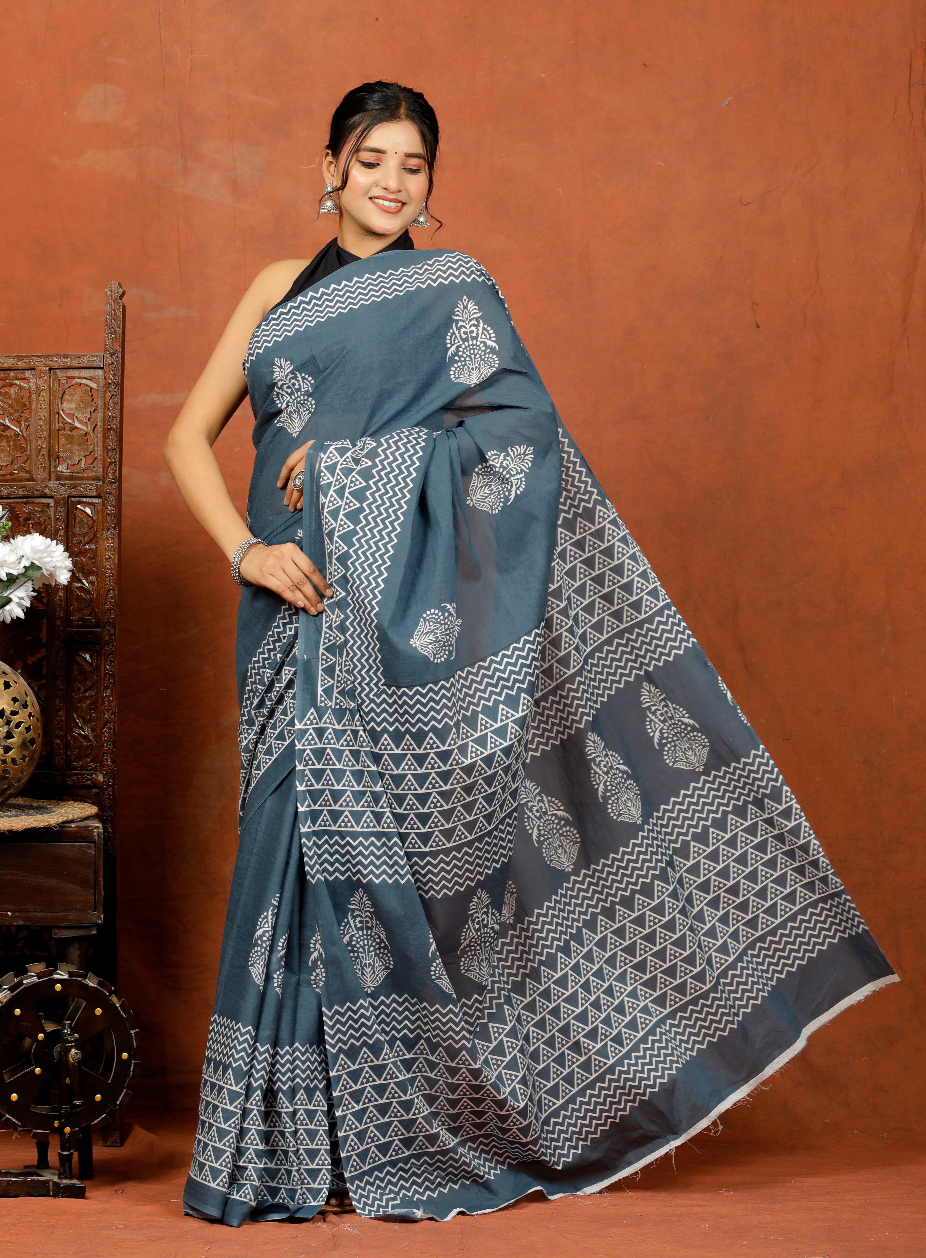 Traditional Printed Blue Saree with White Patterns With Blouse Piece view 3